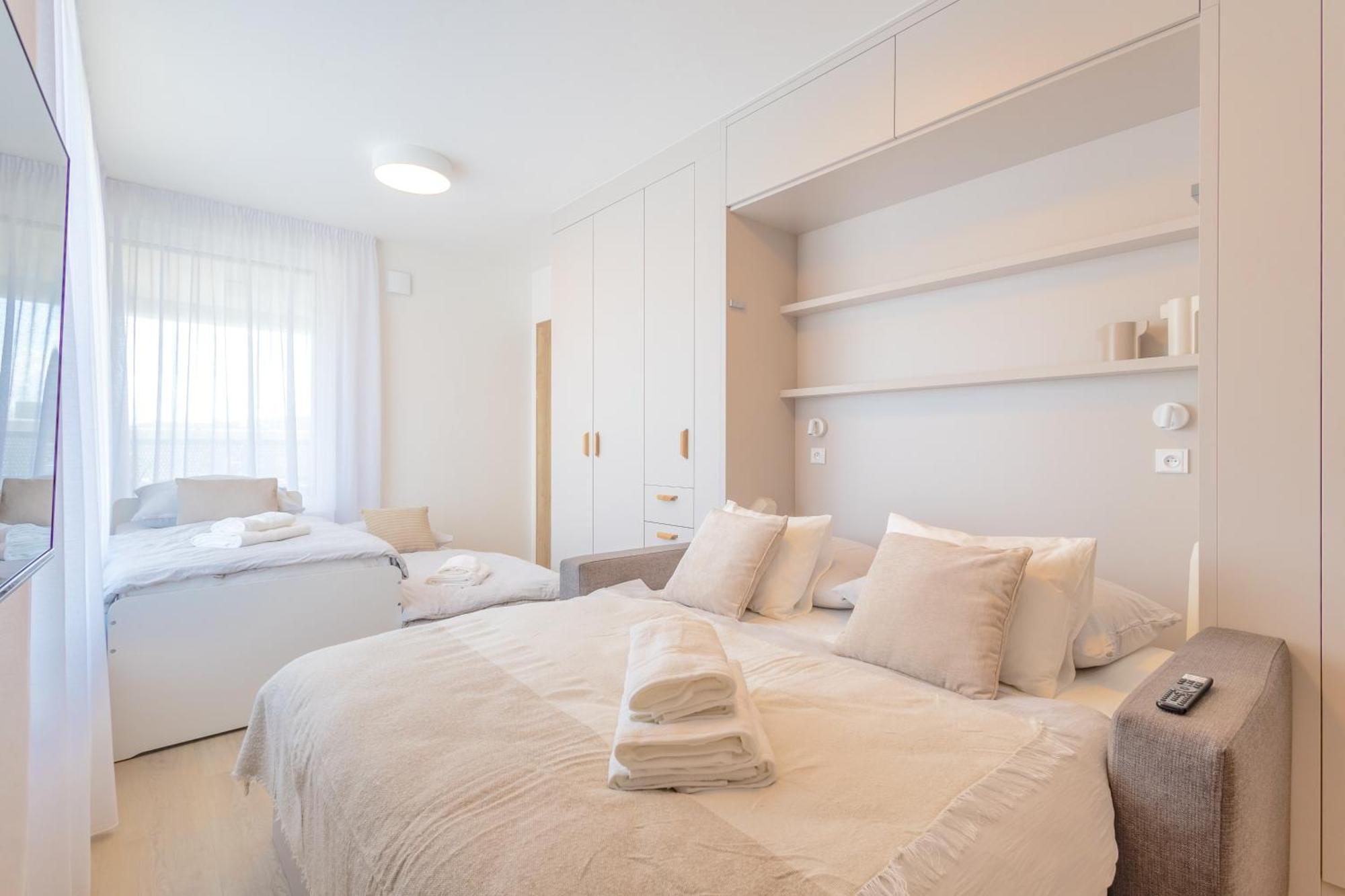 Апартаменты Bright 2Br - 8Th Floor, Balcony, Free Parking - By Gravity Прага Экстерьер фото