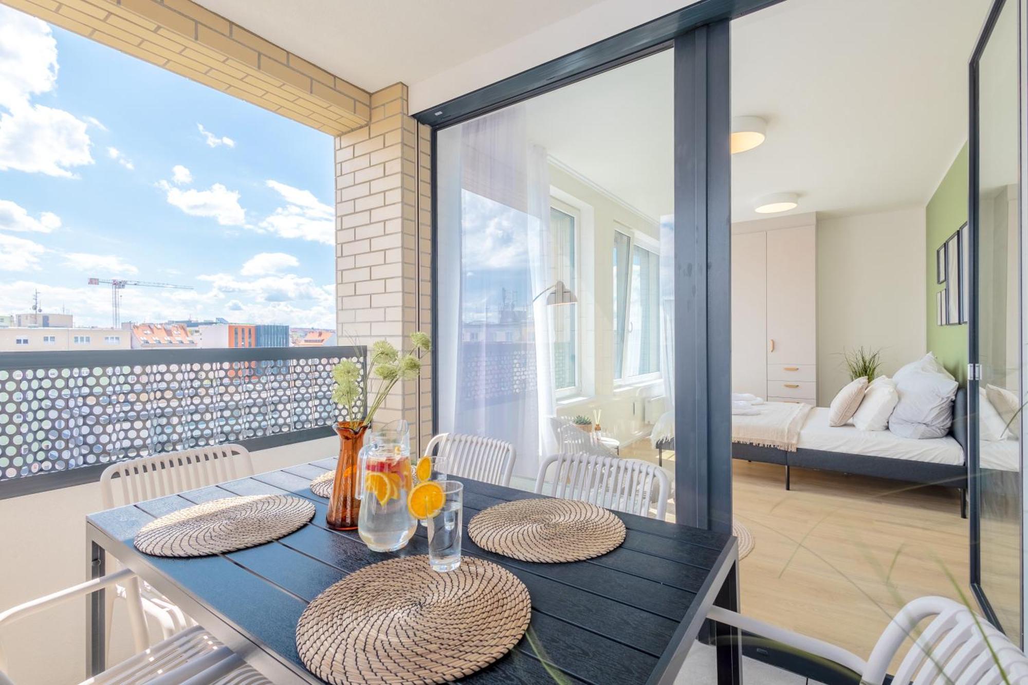 Апартаменты Bright 2Br - 8Th Floor, Balcony, Free Parking - By Gravity Прага Экстерьер фото
